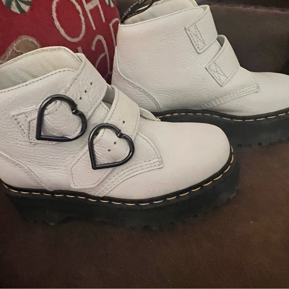 Dr. Martens white Boots sz 7